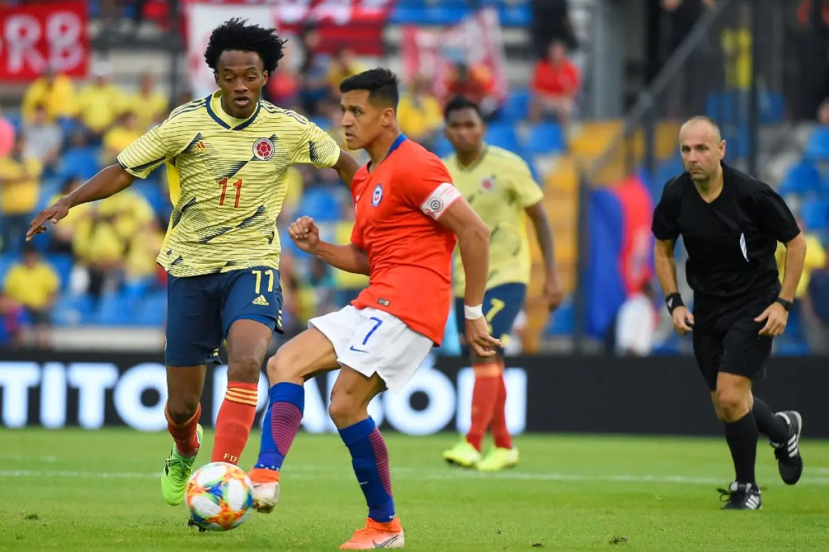 Colombia's midfielder Juan Cuadrado (L) vies with  Chile's  forward Alexis Sanchez during their International Friendly football match at the Rico Perez Stadium in Alicante, on October 12, 2019. (Photo by JOSE JORDAN / AFP)