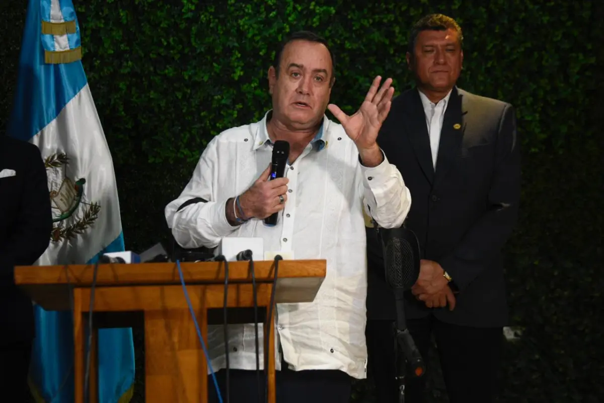 Alejandro Giammattei en conferencia de prensa. Foto: Herlindo Zet.