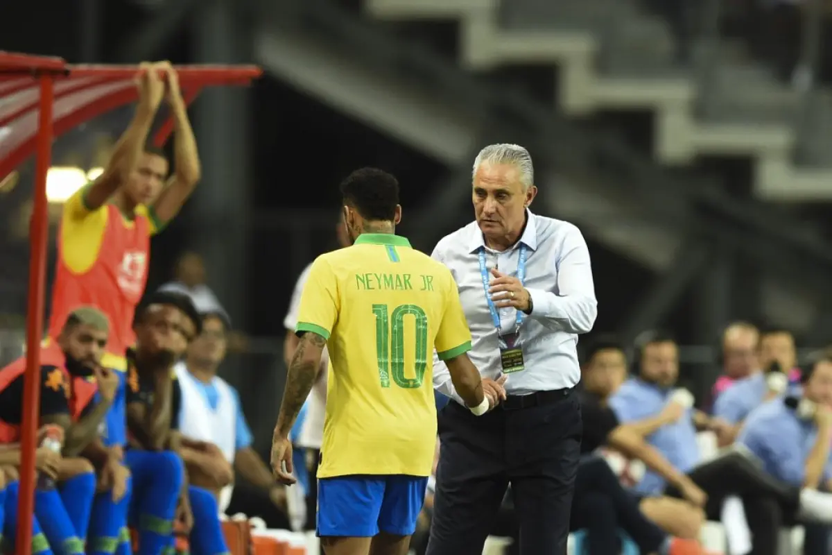 Neymar sale lesionado del amistoso ante Nigeria. Foto: AFP