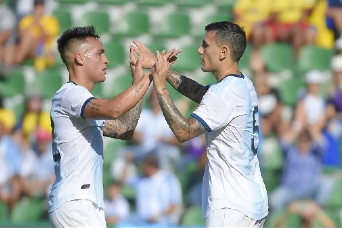 Argentina's  midfielder Leandro Paredes (R) celebrates with Argentina's forward Lautaro Martinez after scoring during the International Friendly football match against Ecuador at the Martinez Valero stadium in Elche, on October 13, 2019. (Photo by JOSE JO