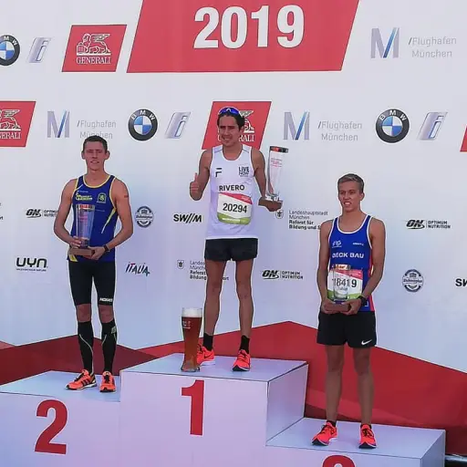 Rivero durante la premiación del Medio Maratón de Múnich. Foto: Facebook