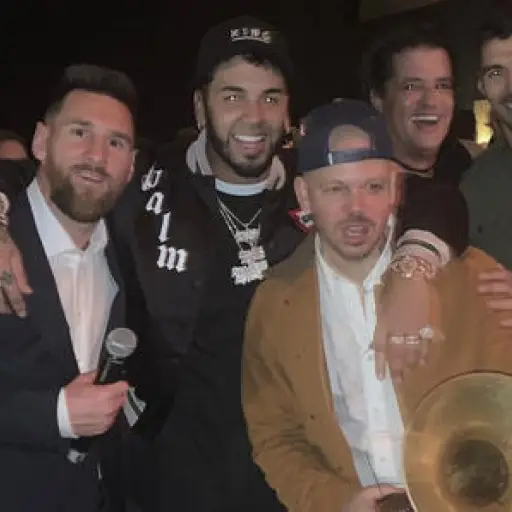 Anuel AA y Residente celebran a lo grande con Messi y Suárez ,
