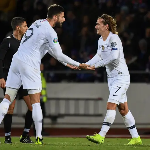 celebracion de Giroud con Griezmann en Francia ,