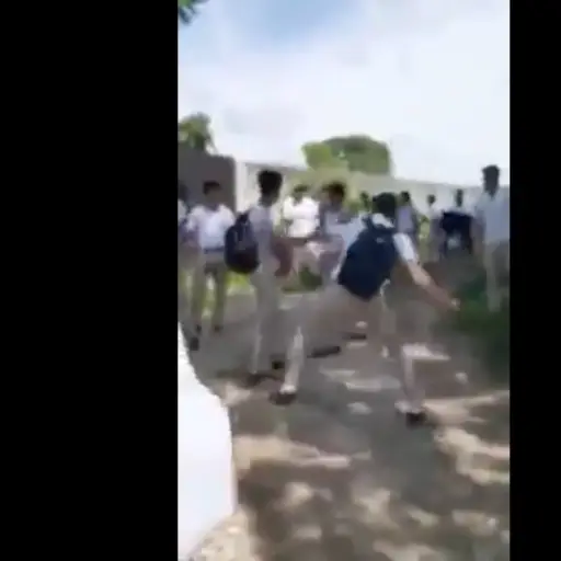 Estudiante ataca por la espalda a companero y lo noquea