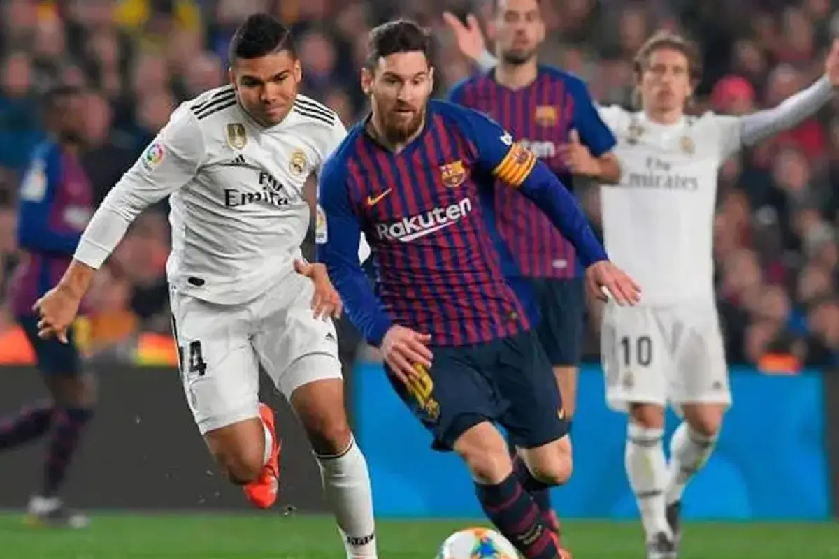 Lio Messi conduce el balón y deja atrás a Casemiro. Foto: AFP
