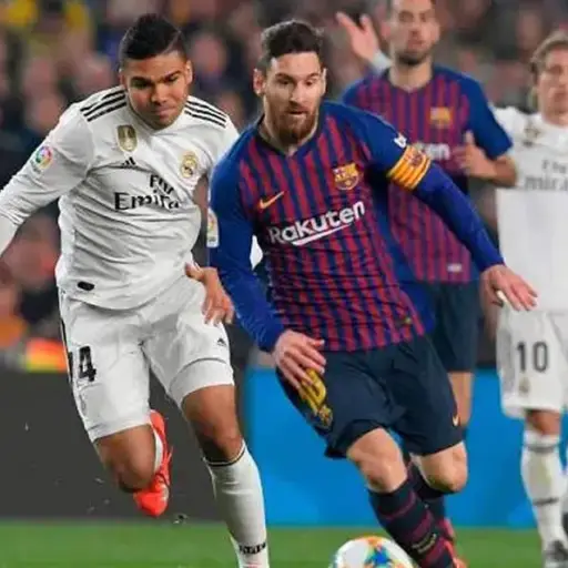 Lio Messi conduce el balón y deja atrás a Casemiro. Foto: AFP