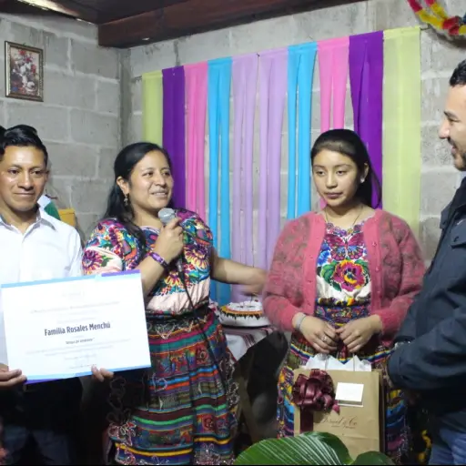 Reconocen a familia ecologica