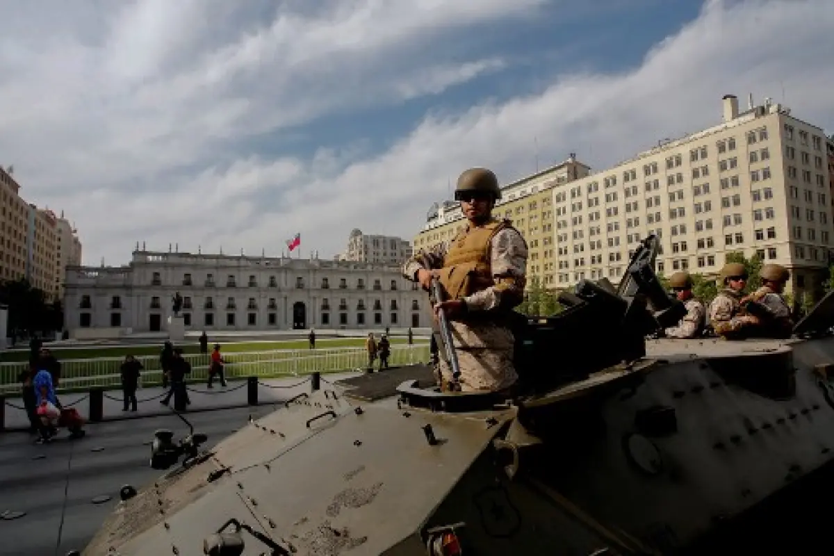 Ejército chileno decreta toque de queda en Santiago luego de violentas protestas. Foto: AFP