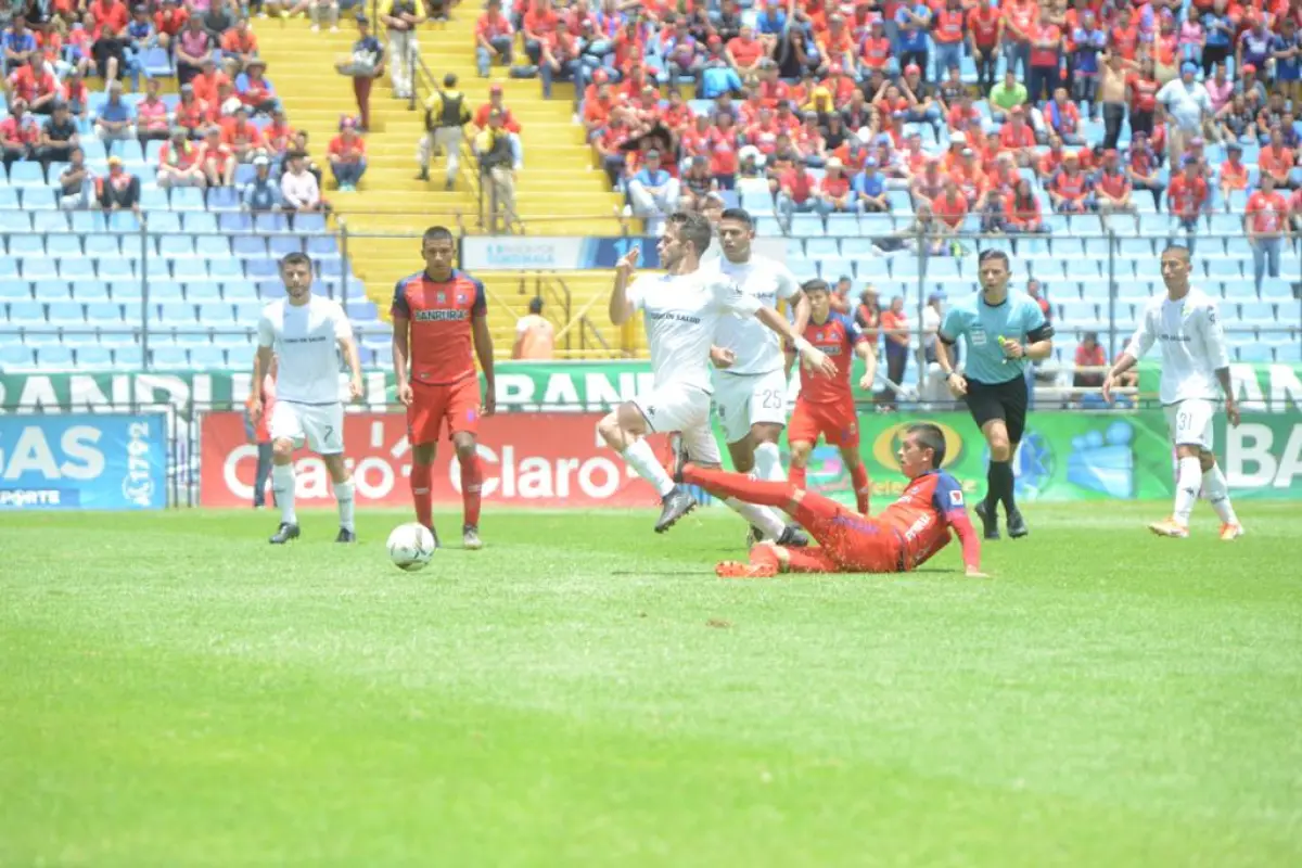 Acción del primer clásico de la fase de clasificación y que fue ganado por Municipal 1-0. Foto: Omar Solís