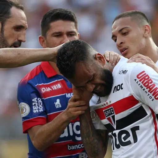 Alves en el momento de ser picado por las avispas. Foto: Twitter