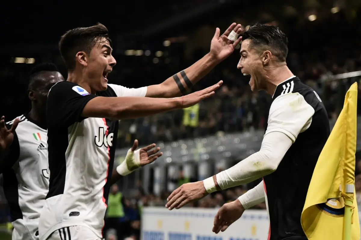 Dybala celebra un tanto con Cristiano Ronaldo. Foto: AFP