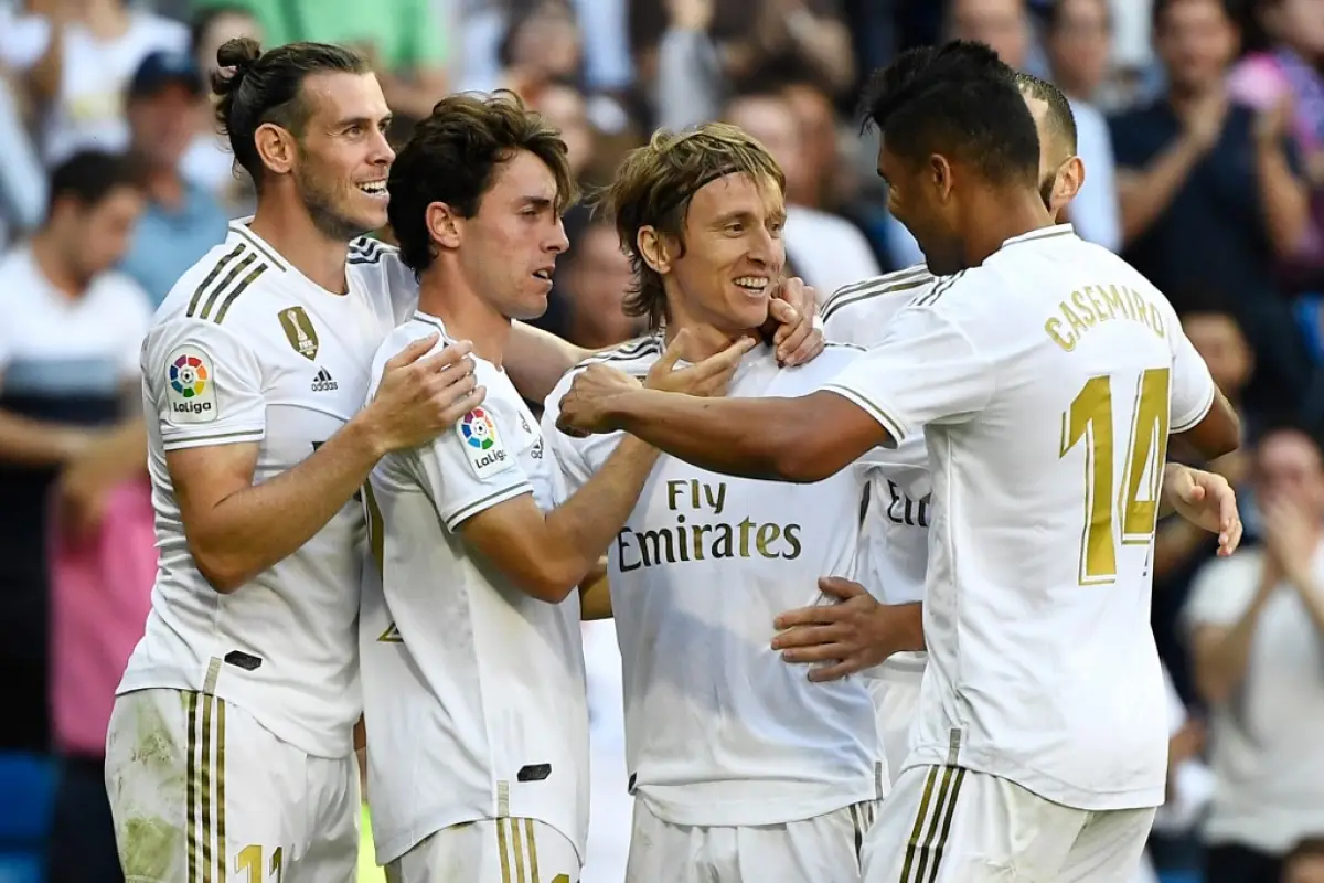 Los jugadores blancos celebran un gol en un partido de la Liga. Foto: AFP