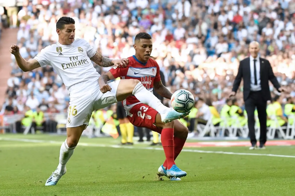 James disputa el balón con el venezolano Darwin Machís. Foto: AFP