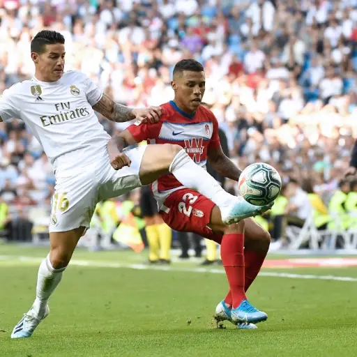 James disputa el balón con el venezolano Darwin Machís. Foto: AFP