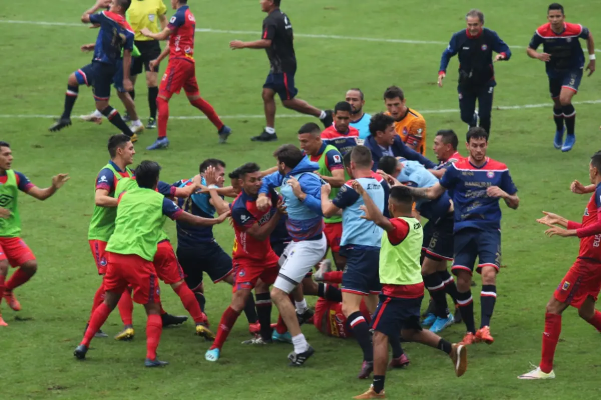 El momento de la pelea entre los jugadores rojos y chivos. Foto: Mynor Sandoval