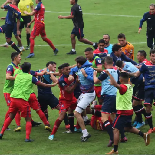 El momento de la pelea entre los jugadores rojos y chivos. Foto: Mynor Sandoval