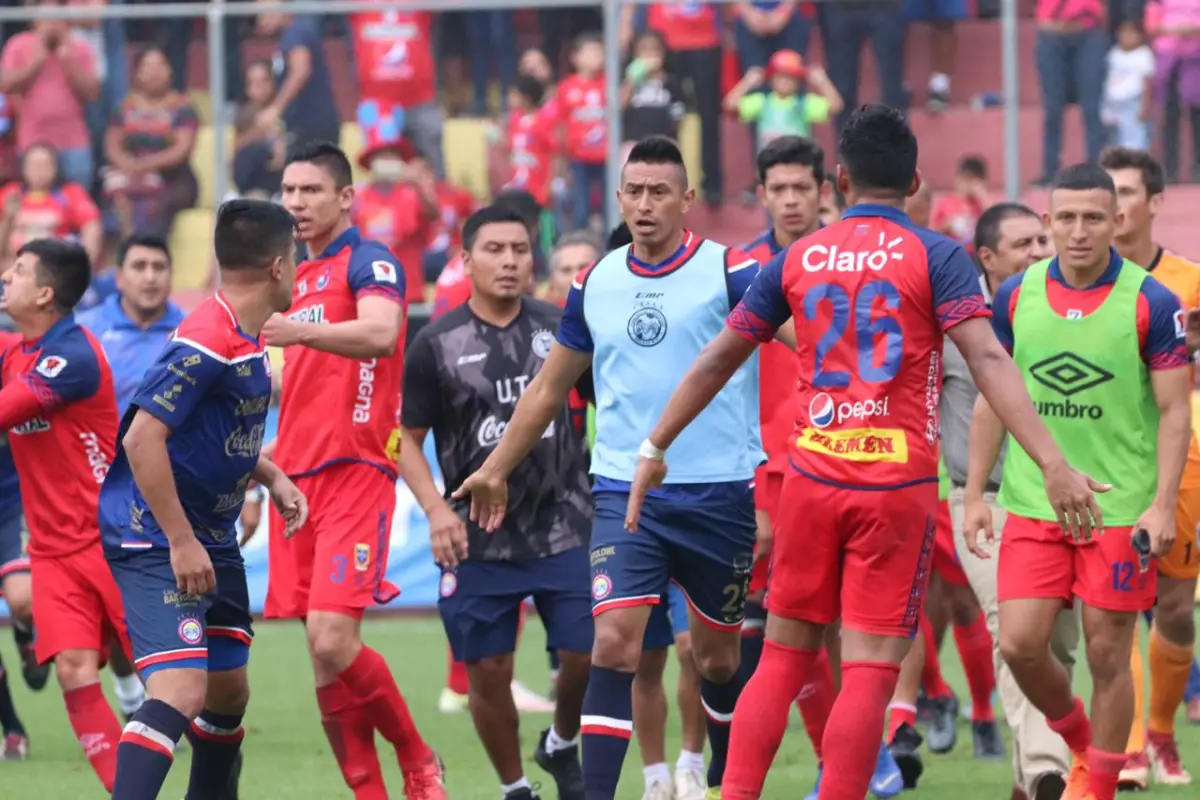 Los jugadores de ambos equipos protagonizaron una pelea sobre el terreno de juego. Foto: Mynor Sandoval