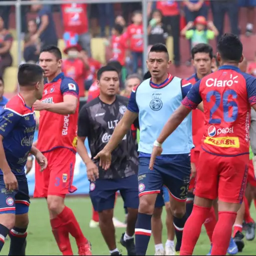 Los jugadores de ambos equipos protagonizaron una pelea sobre el terreno de juego. Foto: Mynor Sandoval