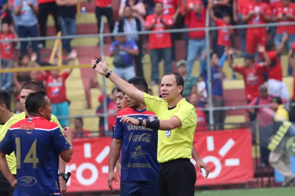 Amner Escobar tuvo una polémica actuación en el partido. Foto: Mynor Sandoval