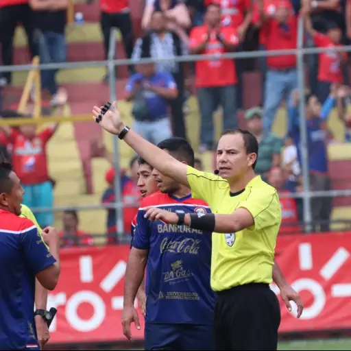 Amner Escobar tuvo una polémica actuación en el partido. Foto: Mynor Sandoval