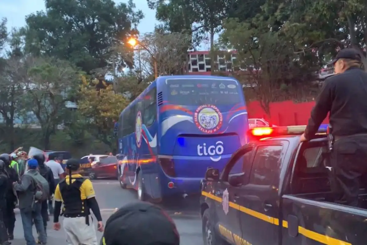 aficionados de Municipal agreden el bus de Xela, 