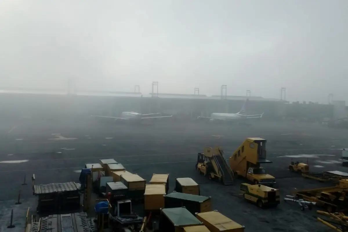 Suspenden vuelos en el Aeropuerto La Aurora por densa neblina, 