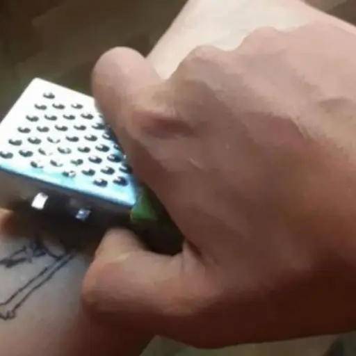 tatuaje rayador de queso