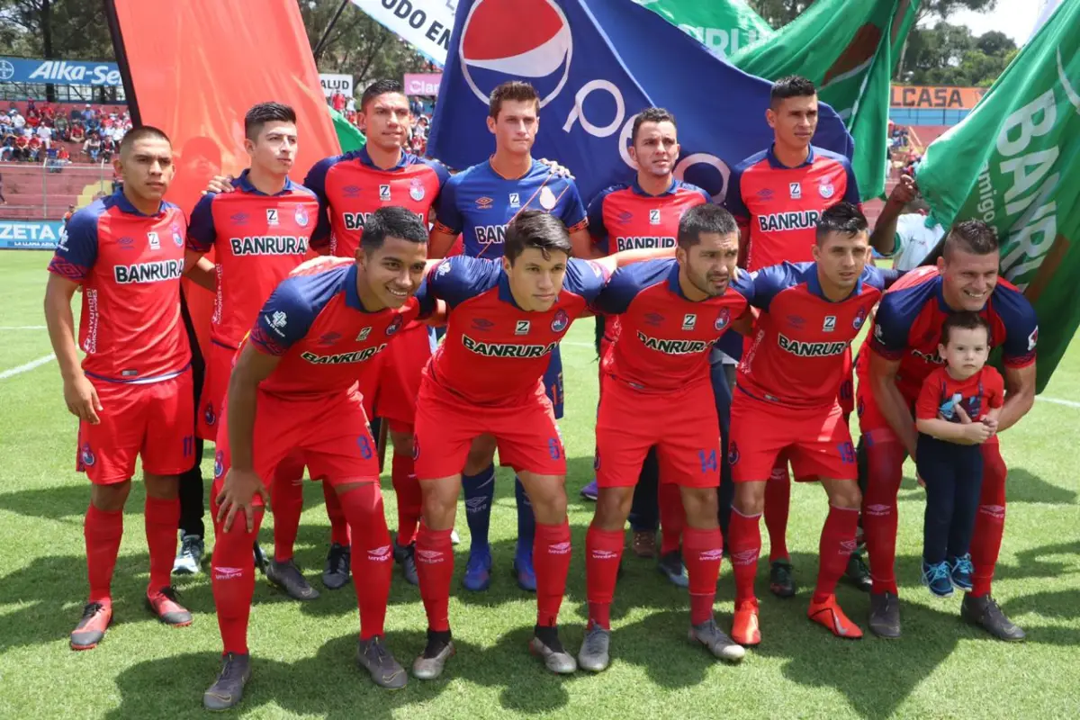 El equipo rojo que jugó contra Antigua. Foto: Mynor Sandoval