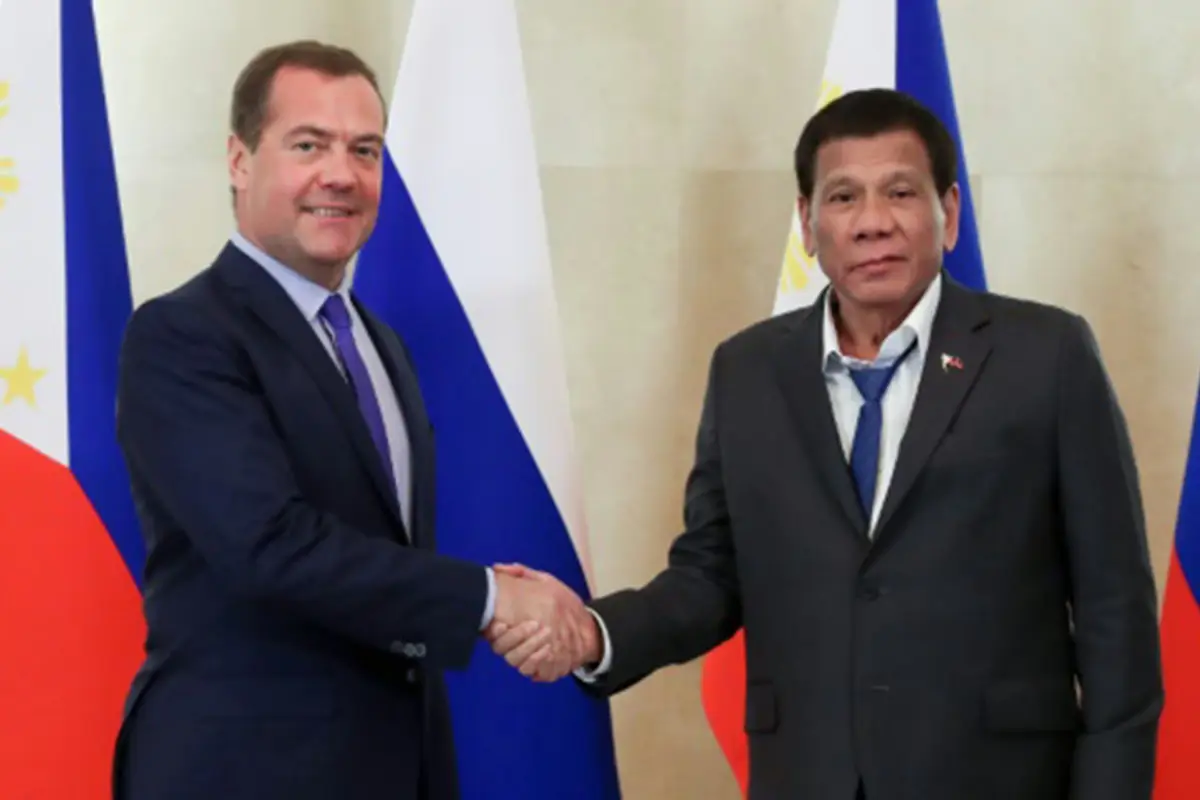 El presidente filipino y su corbata suelta hacen reír a internet en Rusia