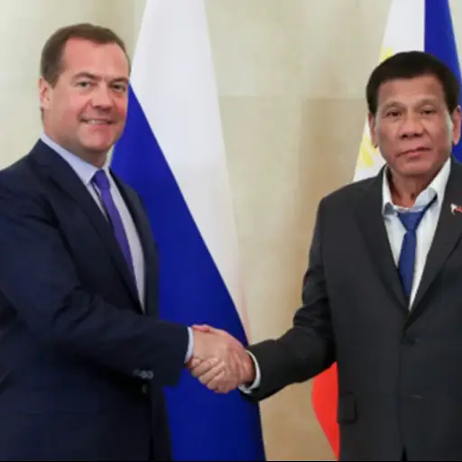 El presidente filipino y su corbata suelta hacen reír a internet en Rusia