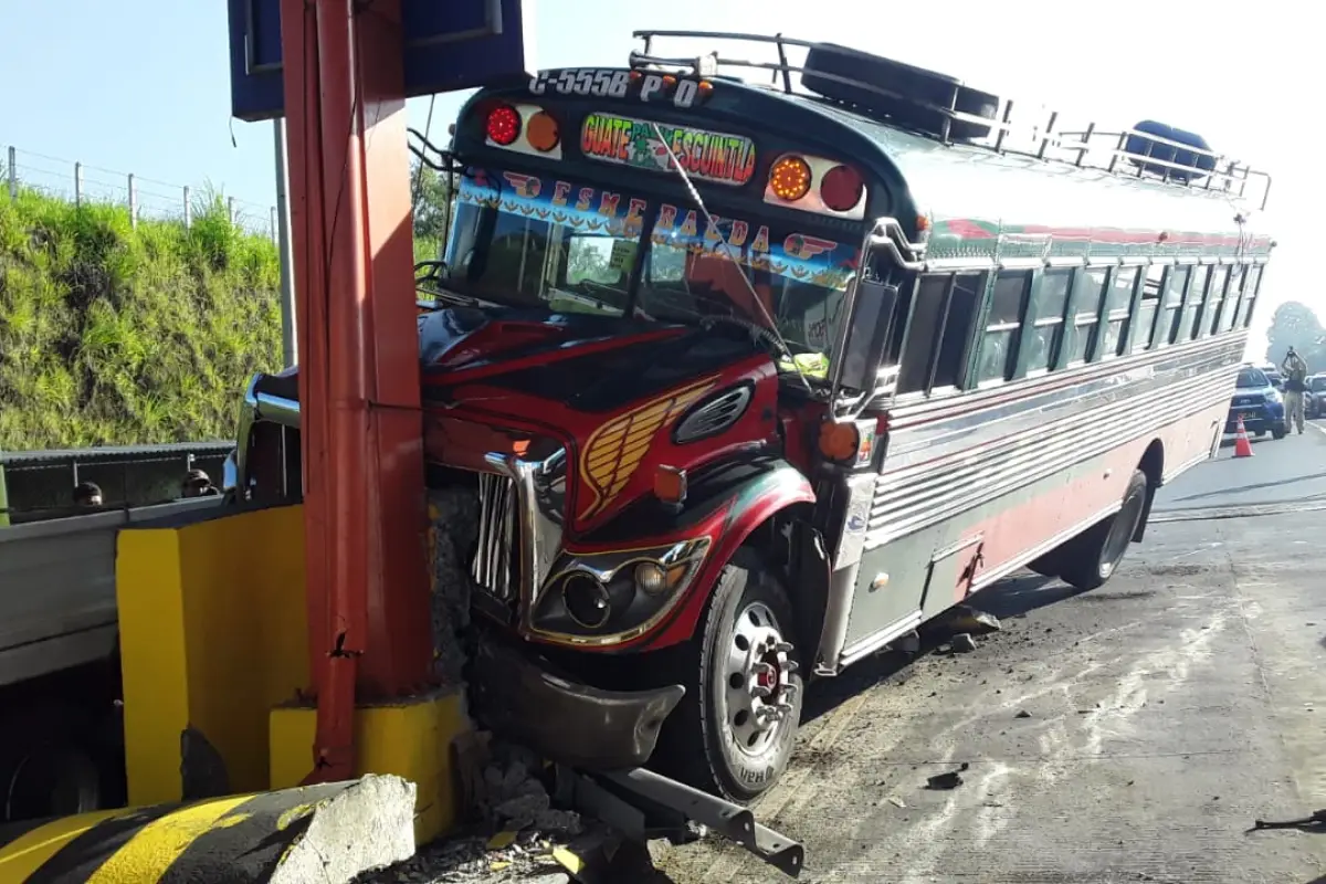 Bus se estrella contra peaje de autopista Palín-Escuintla. Foto: Dalia Santos.