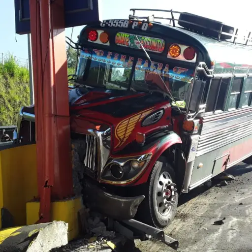 Bus se estrella contra peaje de autopista Palín-Escuintla. Foto: Dalia Santos.