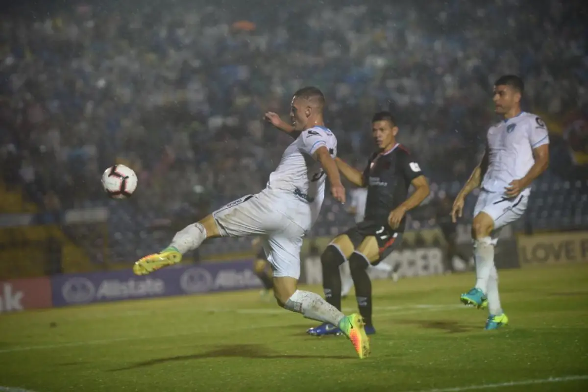 Cristian "el Cheka" Hernández realiza un remate al arco del Olimpia. Foto: Omar Solís