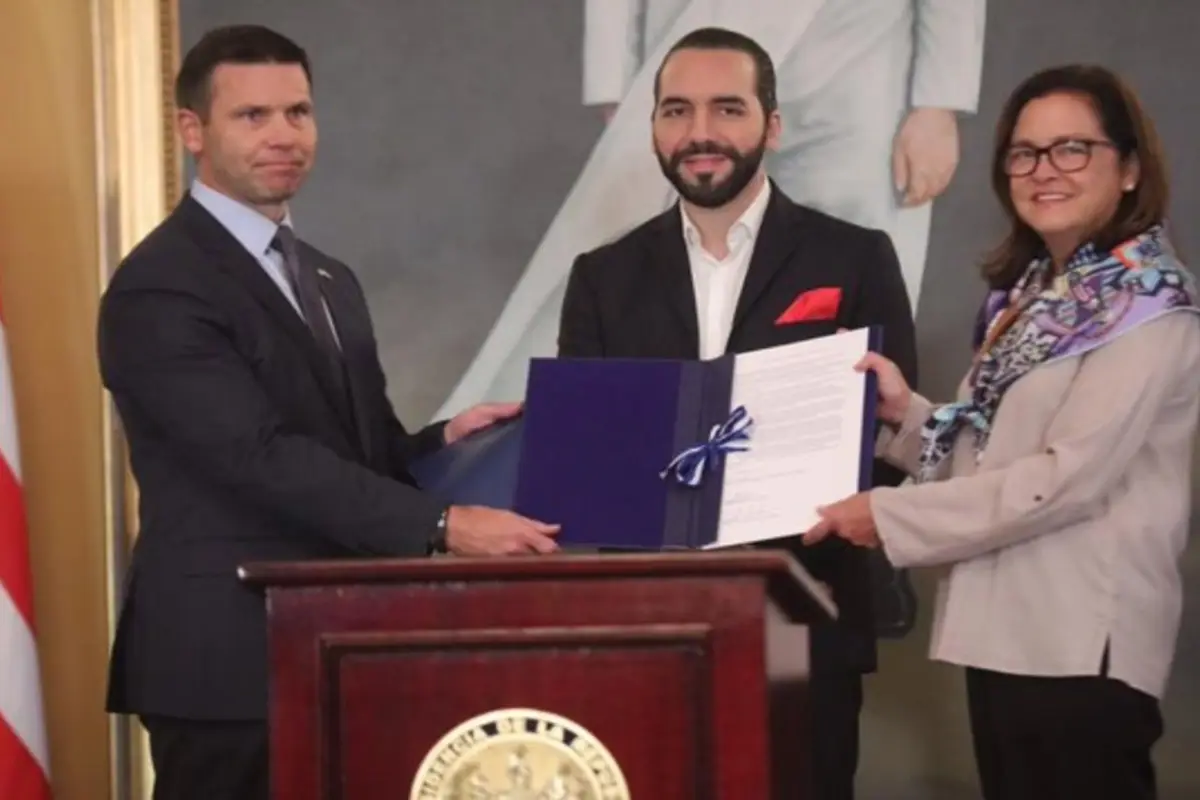 EEUU modera advertencia para viajeros hacia El Salvador tras acuerdo migratorio