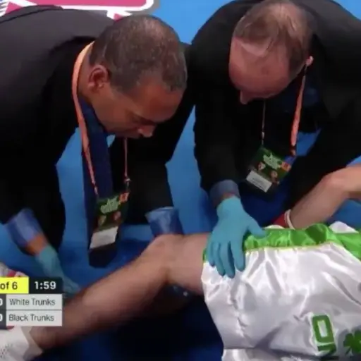 Boxeador sufre terrible lesion en la rodilla durante una pelea