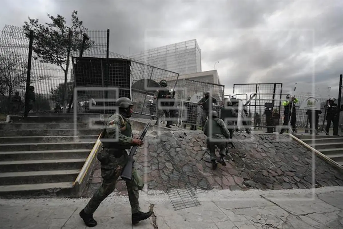 Fuerzas toman el control del Parlamento en Ecuador tras asalto de manifestantes--, 