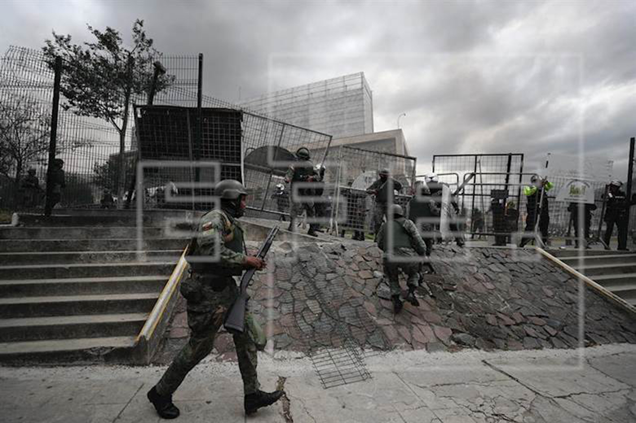 Fuerzas toman el control del Parlamento en Ecuador tras asalto de manifestantes-- | 