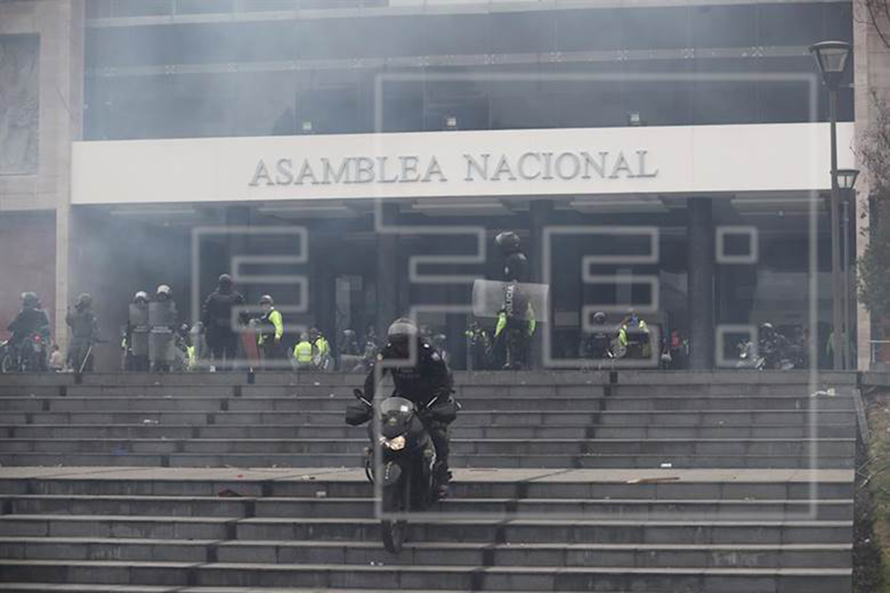 Fuerzas toman el control del Parlamento en Ecuador tras asalto de manifestantes- | 