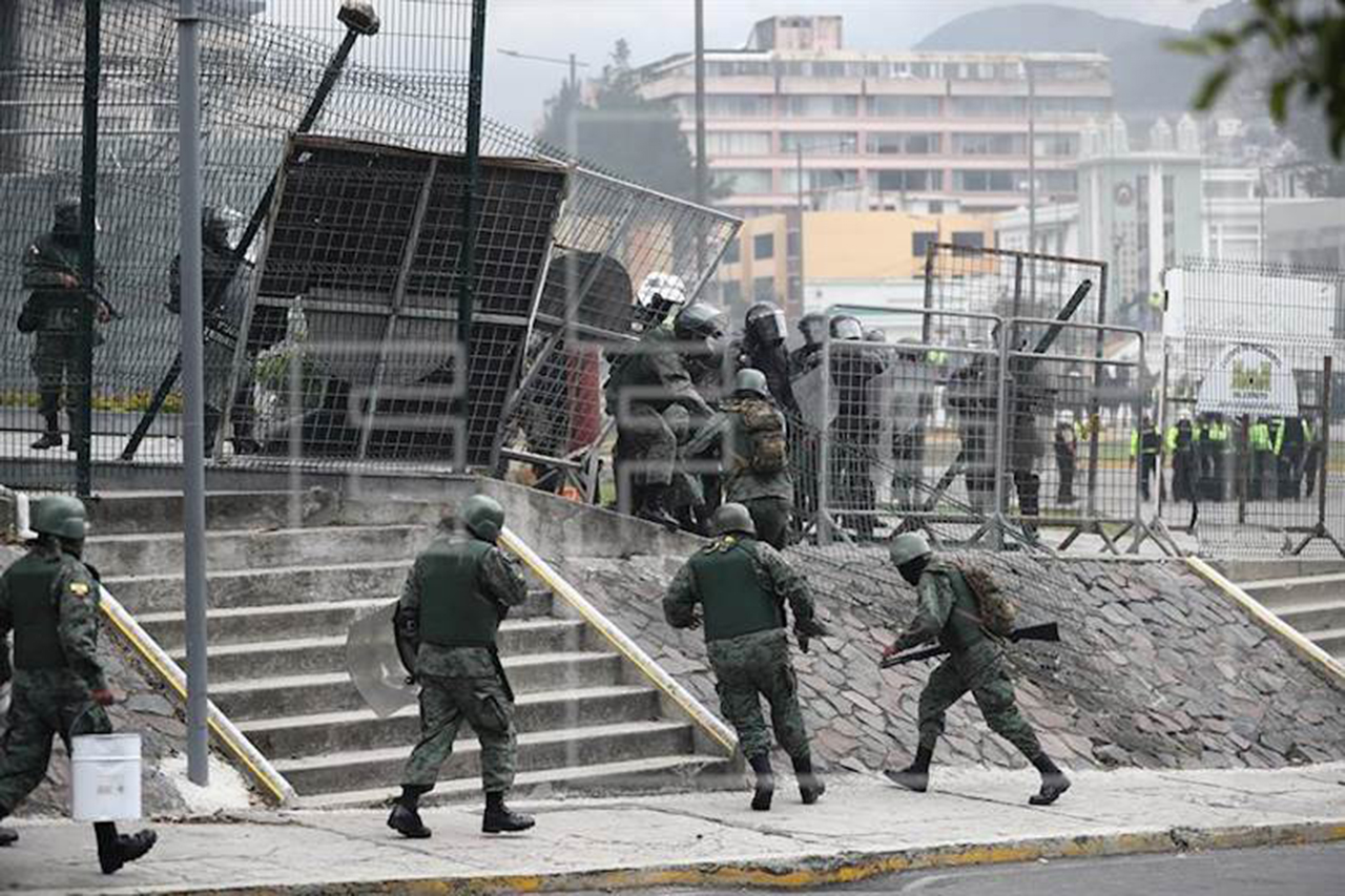 Fuerzas toman el control del Parlamento en Ecuador tras asalto de manifestantes | 