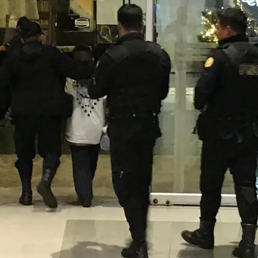 Menor se refugió en centro comercial de Mixco