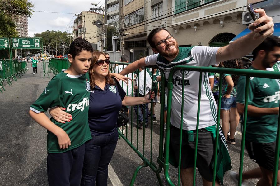 Conozca a Silvia la mujer que narra los partidos de fútbol a su hijo ciego | 