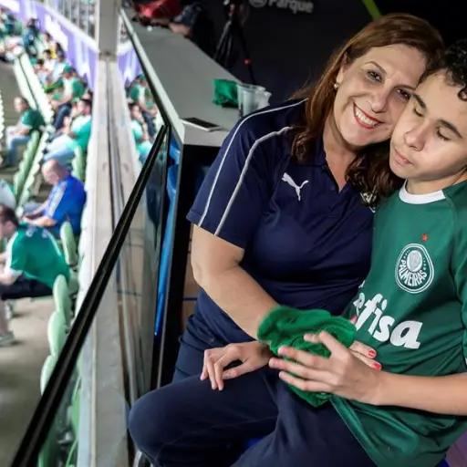 Conozca a Silvia la mujer que narra los partidos de fútbol a su hijo ciego. Foto: EFE
