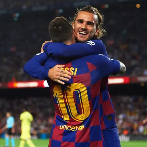 Messi y Griezmann celebran una anotación en un partido de la Champions. Foto: AFP