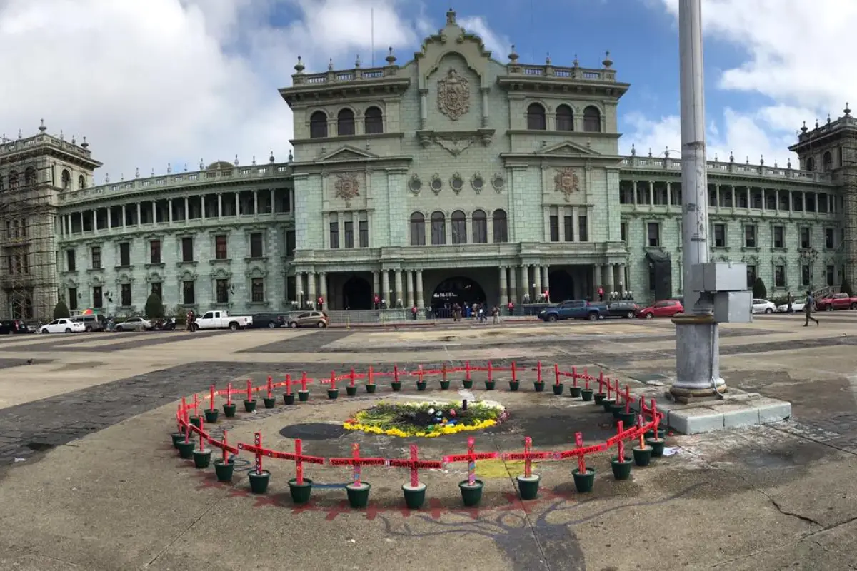 Empresarios llaman a la cordura en la Plaza de la Constitución.