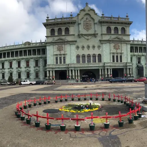 Empresarios llaman a la cordura en la Plaza de la Constitución.