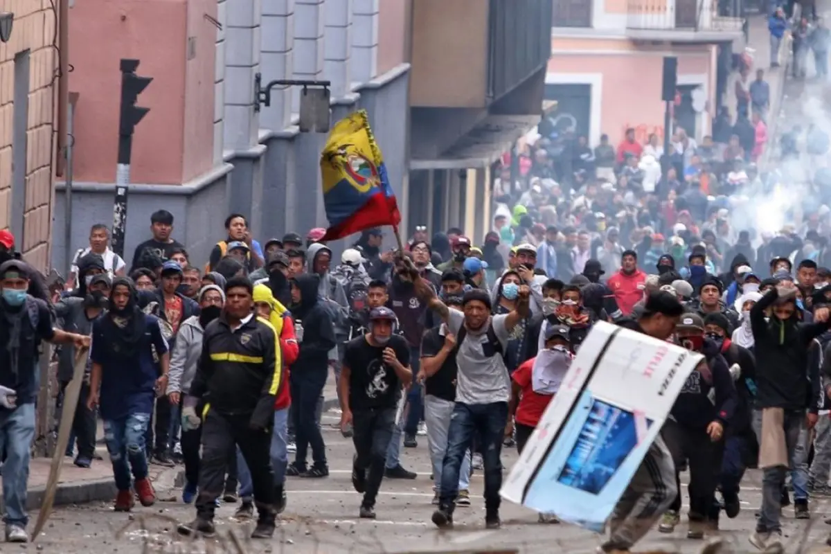 Manifestantes marchan en Quito contra el alza de combustibles 