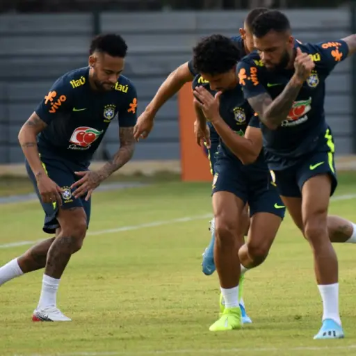 Neymar y Dani Alves en la práctica previa al duelo ante Senegal. Foto: AFP
