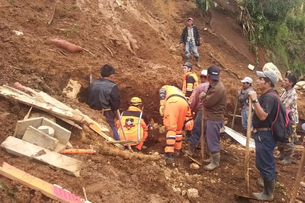 Rescatan cuerpos soterrados en Aguacatán