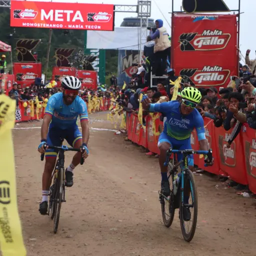 Momento en que Vásquez se impone a Yeison Rincón y gana la etapa 8. Foto: Mynor Sandoval