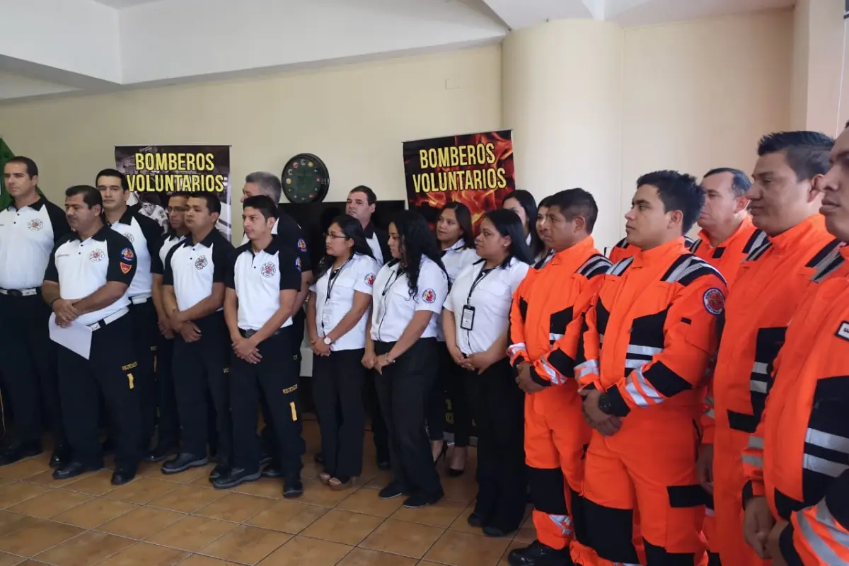 Nuevos uniformes de los bomberos voluntarios